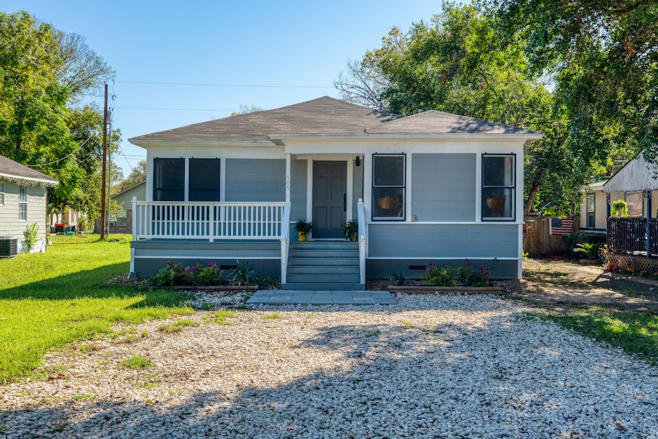 505 Lee St, Smithville, TX 78957, Presented by Monica Poss, Allure Real